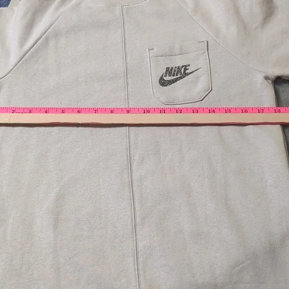 Nike loose fit grey short sleeve shirt with sleeve pocket Youth unisex Sz Large